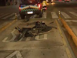 Video: un motociclista cruzó en rojo y fue embestido por un taxi en Palermo