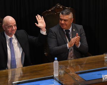 Infantino, junto a Tapia en la AFA