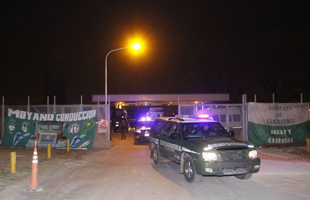 Gendarmería logró sacar los camiones pese al bloqueo de los sindicalistas con basura