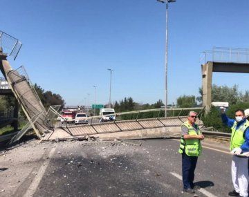 Caos en Ruta 2 por un camión que derribó un puente peatonal en pleno éxodo turístico