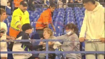 Pelea en la platea de Vélez: una señora quiso arrebatarle una camiseta a un nene