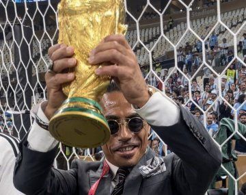 La FIFA declaró persona no grata al chef que tocó la Copa del Mundo