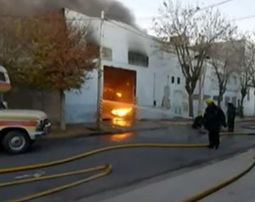Voraz incendio destruyó fábrica de plásticos en San Justo