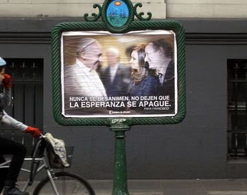 Mariotto criticó el afiche de Insaurralde con el Papa: Nos complica