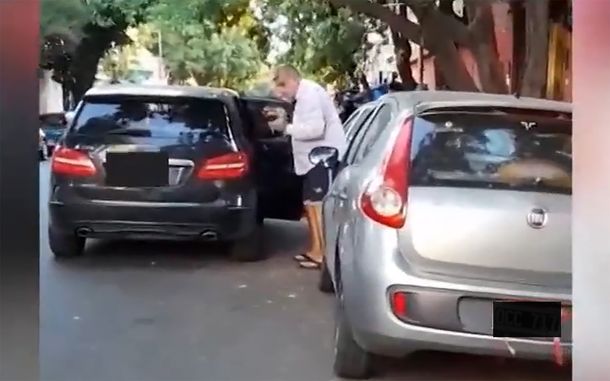 Luis Ventura fue sorprendido en calzoncillo en medio de la calle