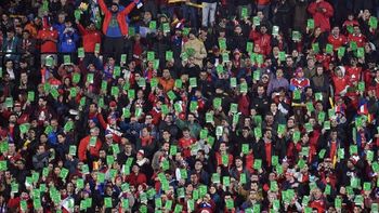 conoce la tarjeta verde que mostraran los hinchas durante los himnos