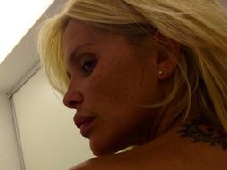 Nazarena, feliz con su tattoo nuevo