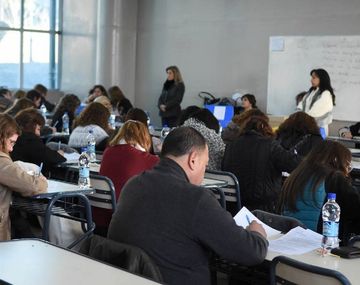 Docentes rendían un examen y los atraparon copiando