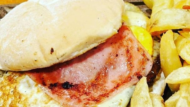 Dentro del amplio menú, las hamburguesas suelen ser un plato tradicional. Dentro del amplio menú, las hamburguesas suelen ser un plato tradicional.