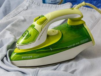 Este es el truco que revela cómo limpiar la plancha y quitar el sarro