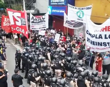 Efectivos de la Policía Federal gasearon a manifestantes que intentaban cortar el Puente Pueyrredón