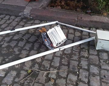 Vecino tira computadoras por el balcón y persigue desnudo a mujeres