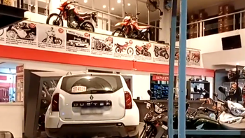 Una camioneta chocó contra una moto, perdió el control y se incrustó contra una concesionaria.