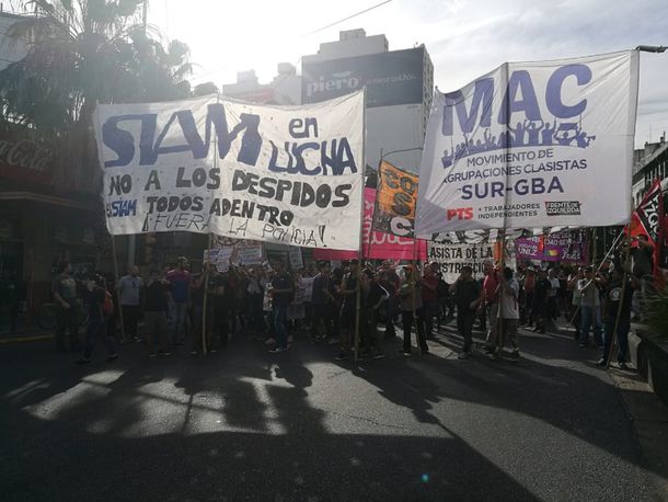 Organizaciones sociales y trabajadores de Siam cortan el Puente Pueyrredón