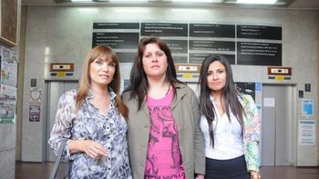 Patricia Perelló, abogada, Analía Schwartz, imputada, y Noelia Agüero, la otra defensora Patricia Perelló, abogada, Analía Schwartz, imputada, y Noelia Agüero, la otra defensora