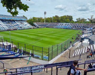 Hincha de Gimnasia cayó desde la tribuna: qué dice el parte médico