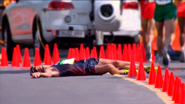 VIDEO: Sufrió problemas estomacales, no se aguantó, pero logró terminar la carrera