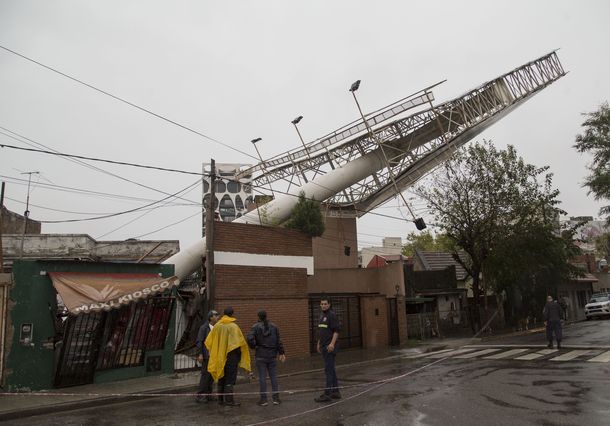 Así quedó un enorme cartel en la localidad bonaerense de Sáenz Peña