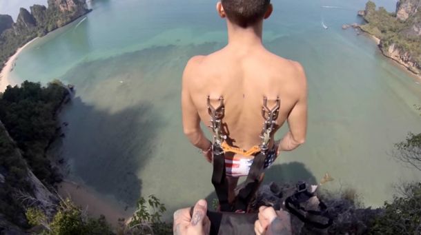 Piercing y deporte extremo: un hombre saltó al vacío con el paracaídas adherido a la espalda