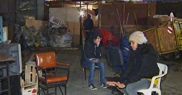 Cartoneros resisten un desalojo bajo la Autopista Perito Moreno