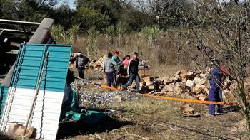 Vecinos se acercaron a buscar botellas de aceite que cayeron del camión Vecinos se acercaron a buscar botellas de aceite que cayeron del camión