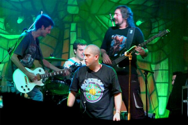 La banda del ex líder de Callejeros desbordó un local en Paraná