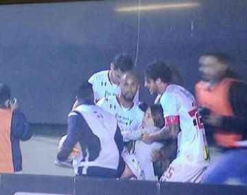 VIDEO: Hinchas heridos tras ceder una tribuna en el gol del San Pablo ante Mineiro