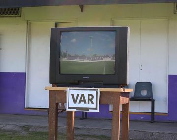 Sacachispas perdió con penal polémico y puso su VAR vintage