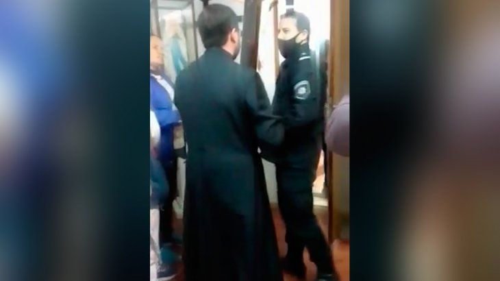 Un cura echó a la Policía de la Iglesia como si fuera a exorcizarlos