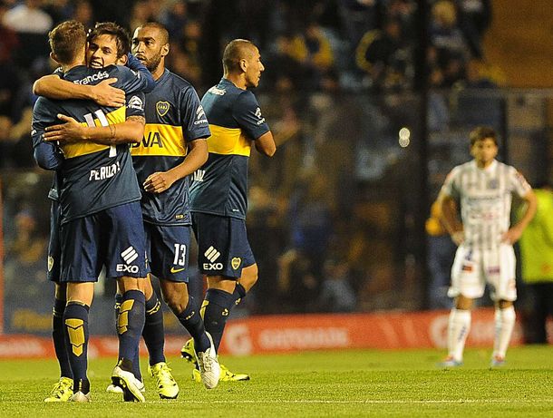 Con un gol de Tevez, Boca ganó y escaló a la cima junto a San Lorenzo