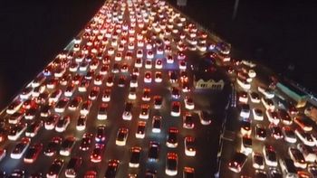 Embotellamiento en una autopista de Pekín durante el Día Nacional, feriado en China. Embotellamiento en una autopista de Pekín durante el Día Nacional, feriado en China.