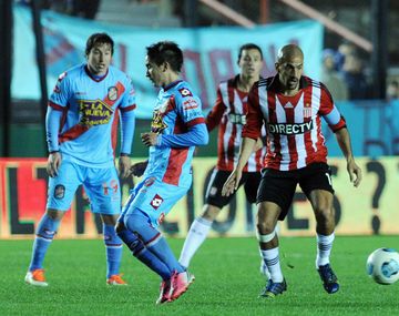 Arsenal le igualó a Estudiantes en el regreso de Verón