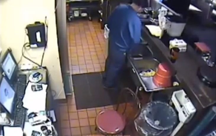 Clausuran un local de Pizza Hut porque su encargado orinó en una bacha de la cocina