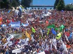 Impresionante movilización en Bariloche contra el DNU y la Ley Ómnibus