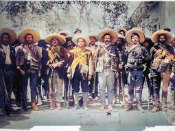 Se acuerda, en 1913, otorgar el mando único de la División del Norte a Francisco Villa. Se acuerda, en 1913, otorgar el mando único de la División del Norte a Francisco Villa.