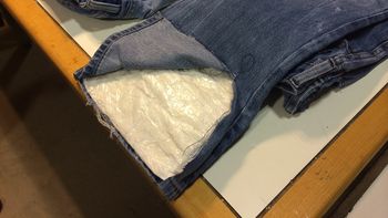 un turista espanol intentaba ingresar cocaina escondida en jeans y quedo detenido