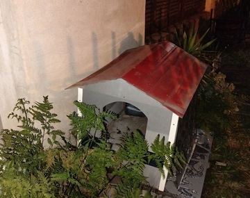 Escapó tras un robo en Villa Devoto y terminó escondido en la cucha de un perro
