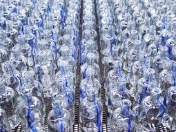 absolut presenta una nueva serie de botellas limitadas con diseno unico