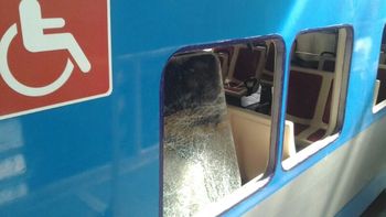 asi quedo el tren atacado por hinchas de boca asi quedo el tren atacado por hinchas de boca