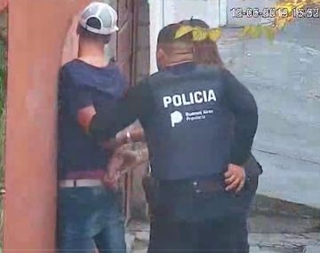 Llamaron a un taxi desde una app del celular para robarle al chofer: quedaron detenidos