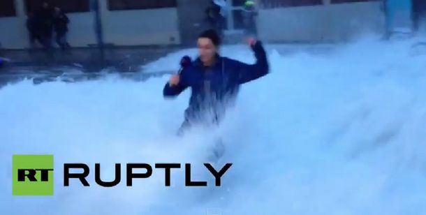 Una ola se llevó puesta a una periodista que transmitía en vivo