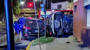 tragedia en bajo flores: un auto volco tras un choque y una familia resulto herida tragedia en bajo flores: un auto volco tras un choque y una familia resulto herida