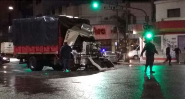 Impresionante choque de dos camiones en Juan B. Justo y Nazca