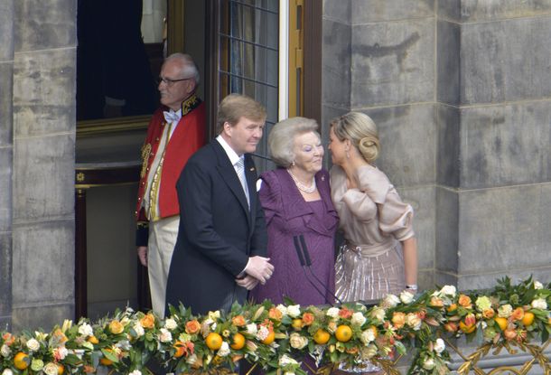 Con sentidas palabras, Beatriz le entregó el trono a su hijo Guillermo