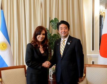 La presidente y el primer ministro japonés en la reunión del G20