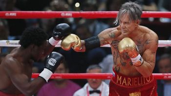con 62 anos, mickey rourke regreso al boxeo con un categorico triunfo con 62 anos, mickey rourke regreso al boxeo con un categorico triunfo