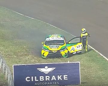 Terror en Oberá: se le incendió el auto en plena carrera y logró escapar a tiempo