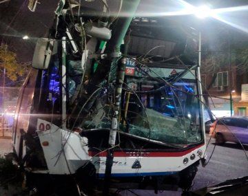 Un colectivo chocó contra un poste y cinco pasajeros resultaron heridos