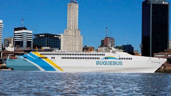 choco un barco de buquebus al llegar a buenos aires choco un barco de buquebus al llegar a buenos aires