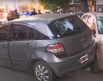 Un conductor chocó a tres autos estacionados en Caballito y huyó a pie